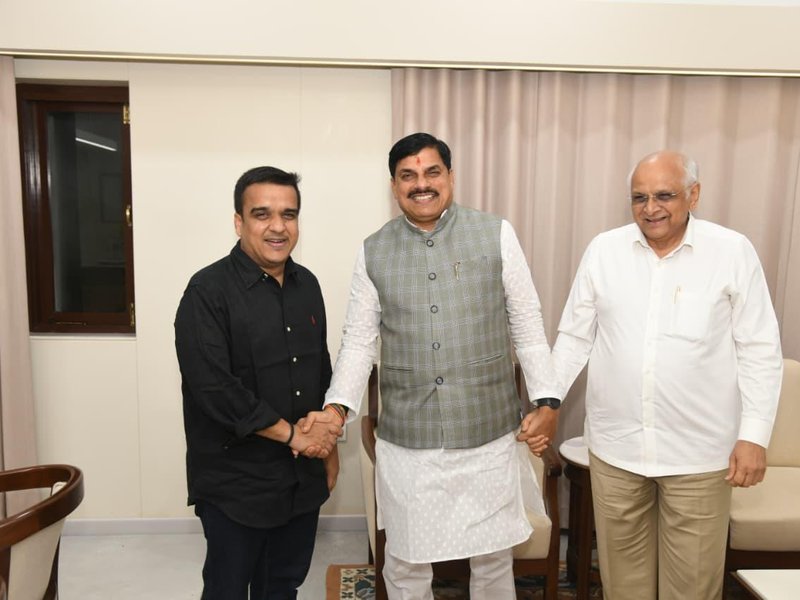 Madhya Pradesh CM meets Gujarat counterpart during investment outreach (Photo: IANS)