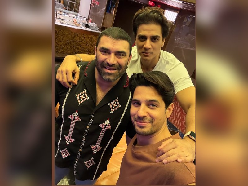 Sidharth Malhotra reunites with Nikitin Dheer, Shiv Panditt on Shershaah’s 5th anniversary 