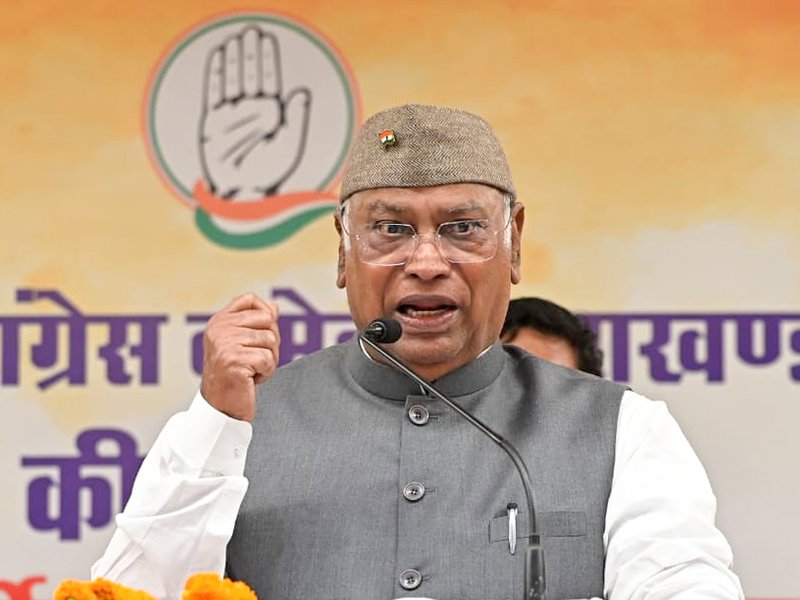 हल्द्वानी में कांग्रेस रैली के बाद ‘शुद्धिकरण’ पर भड़के खड़गे, बोले-धर्म के नाम पर हो रही राजनीति