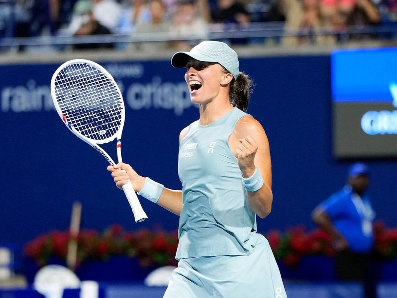 Swiatek holds off Svitolina; Rybakina beats Gauff to reach Toronto final