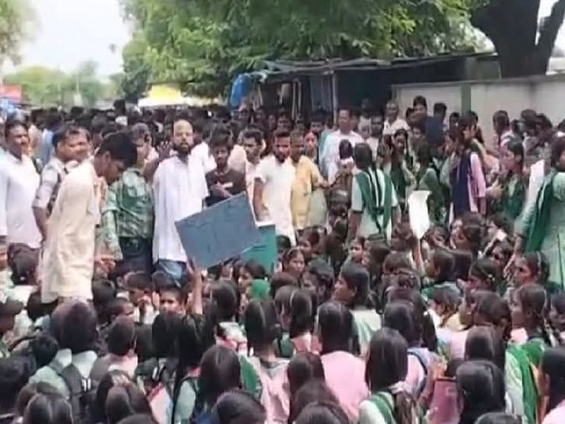 Students protest headmaster's transfer, block road; policeman injured in stone-pelting