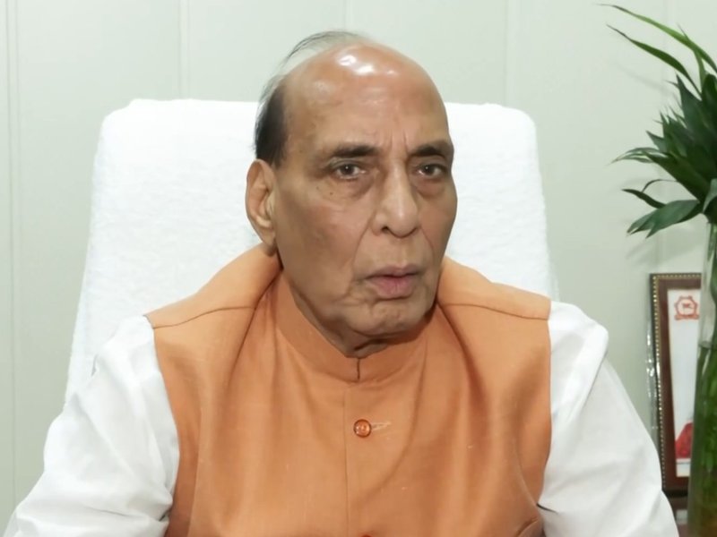 ‘Extremely low-level, condemnable’: Rajnath Singh blasts Rahul Gandhi over hug jibe at PM Modi (Photo: IANS)