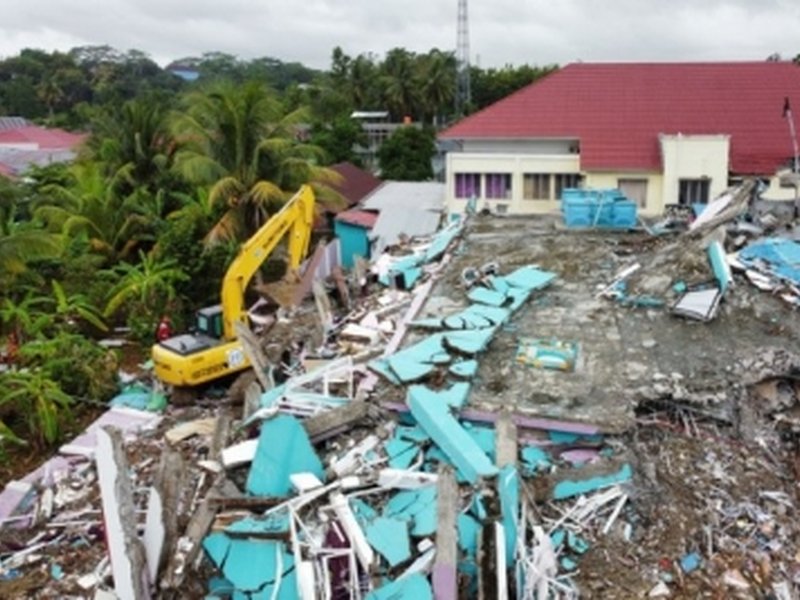7.7-magnitude quake strikes off Indonesia, tsunami warning issued