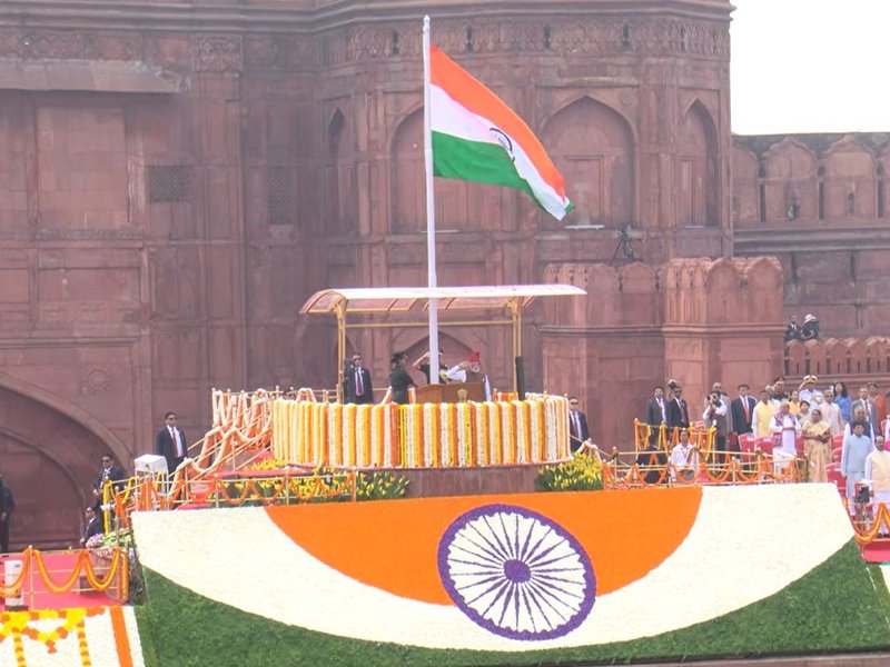 स्वतंत्रता दिवस पर लाल किले से ही क्यों फहराया जाता है तिरंगा? जानिए इसके पीछे की पूरी कहानी