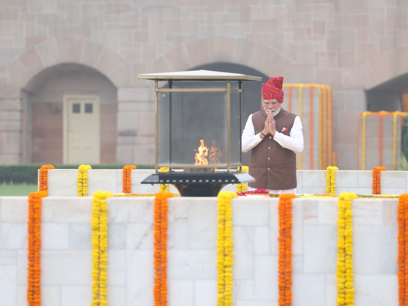 स्वतंत्रता दिवसः प्रधानमंत्री ने राजघाट पर महात्मा गांधी को श्रद्धांजलि अर्पित की