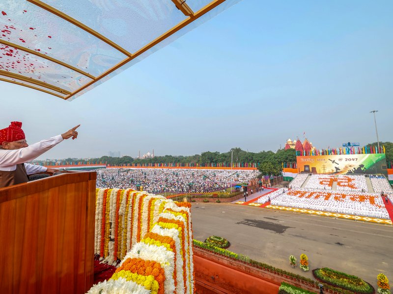 80वें स्वतंत्रता दिवस पर पीएम मोदी ने लाल पगड़ी चुनी : 'वंदे मातरम' से की भाषण की शुरुआत, 'नारी शक्ति' पर किया समापनC