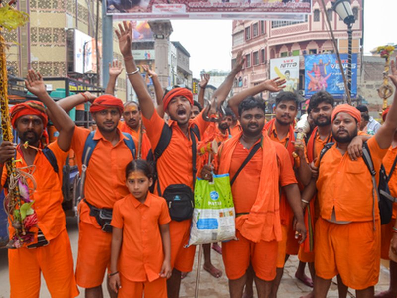 सावन का तीसरा सोमवार : वाराणसी में भक्तों और कांवड़ियों की उमड़ी भारी भीड़, प्रशासन ने किए खास इंतजाम