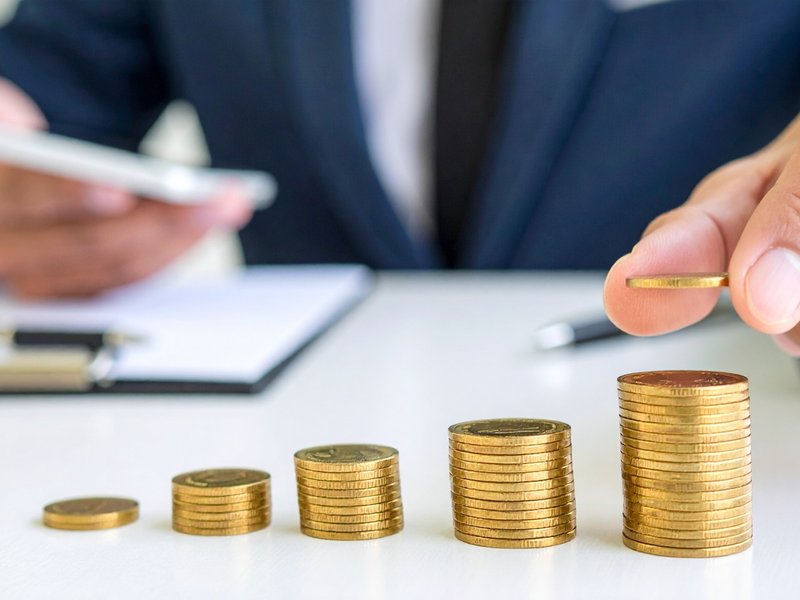 Taxpayers earning Rs 100 crore-plus jump 39 pc to 576 in AY26: Report