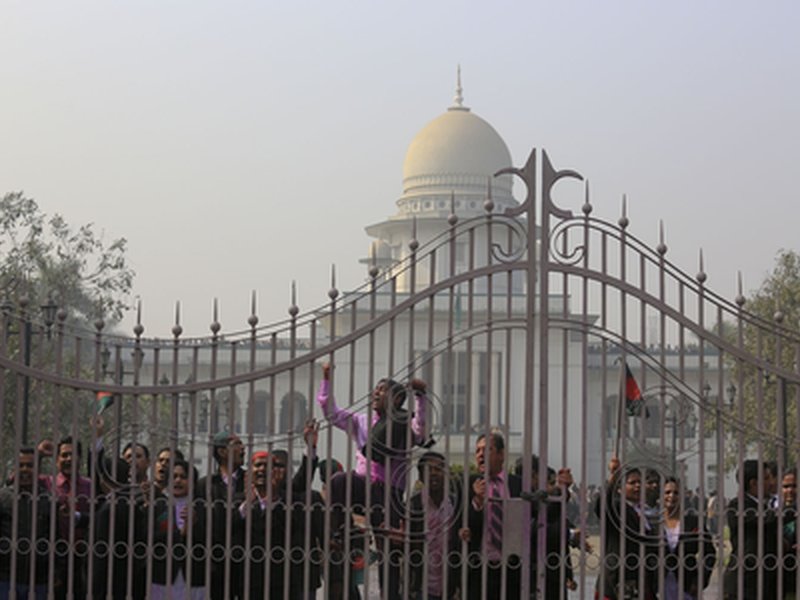 Bangladesh: Rights group decries ‘arbitrary’ arrest of 15 lawyers over Bangabandhu death anniversary gathering