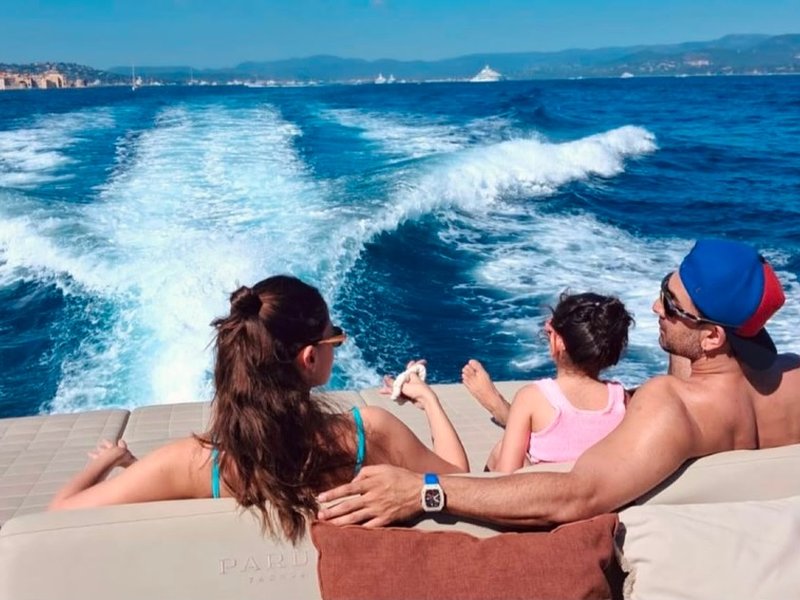 Alia Bhatt's 'good old days' include  chilling with Ranbir & Raha amidst the sea