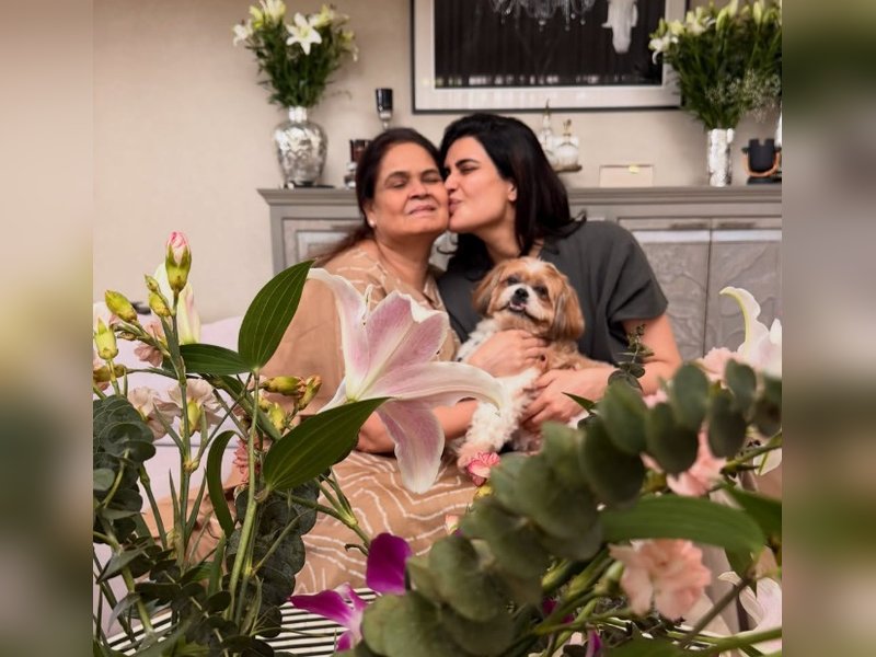 Karishma Tanna celebrates her mom’s ‘best birthday ever’, plants a sweet kiss on her cheek