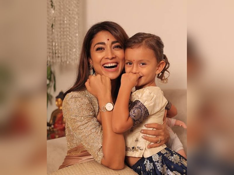 Shriya Saran’s 5-year-old daughter gets annoyed seeing paparazzi, yells ‘I don’t like it’