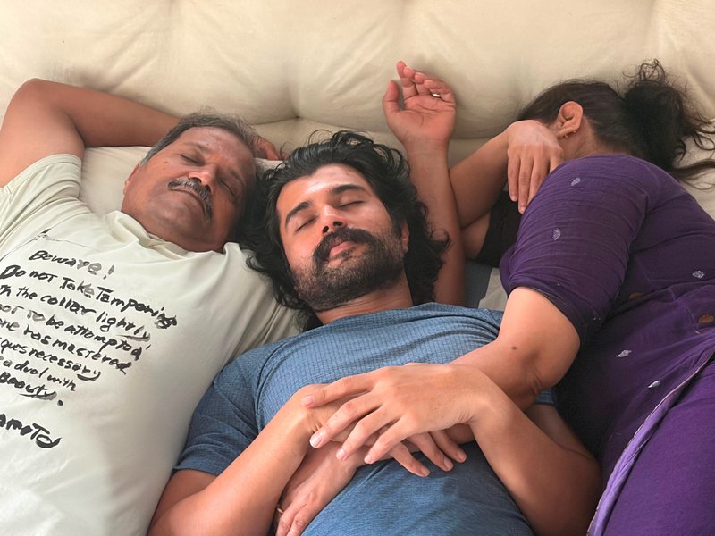 Vijay Deverakonda spends the day chilling with parents as shoot gets cancelled due to rain