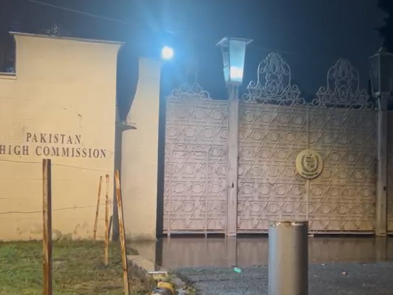 इस्लामाबाद की कार्रवाई के बाद भारत का जवाबी कदम, पाकिस्तान हाई कमीशन के बाहर से हटाए बैरिकेड्स और बोलार्ड