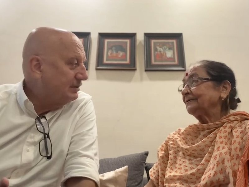 Anupam Kher gets emotional as mom Dulari returns home, says, ‘I missed her’