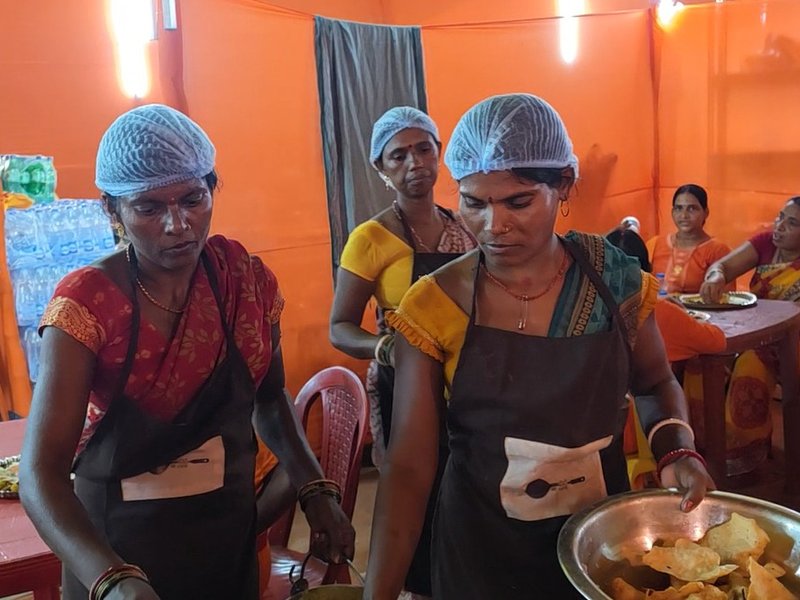 भागलपुर के श्रावणी मेले में जीविका दीदी की रसोई 100 से अधिक महिलाओं के लिए बनी आमदनी का जरिया