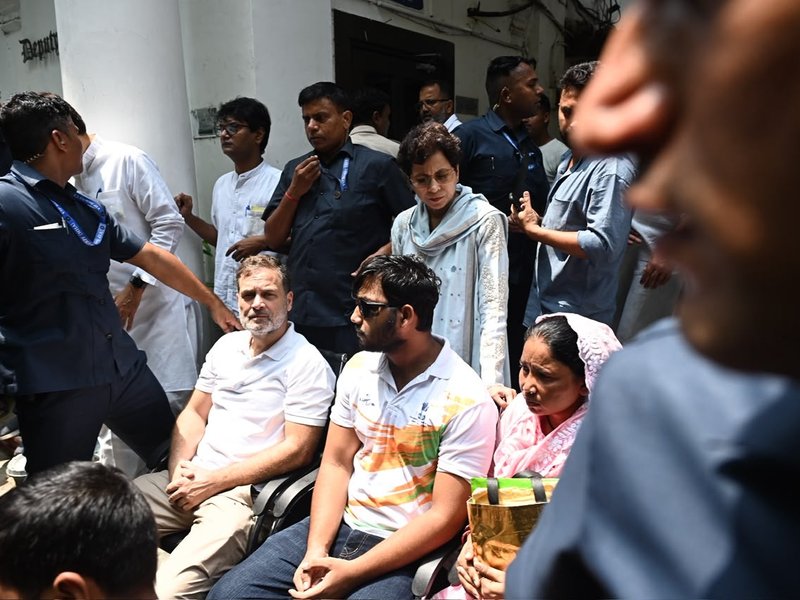 Pellet guns issue intensifies: LoP Rahul Gandhi reaches police station at Parliament Street