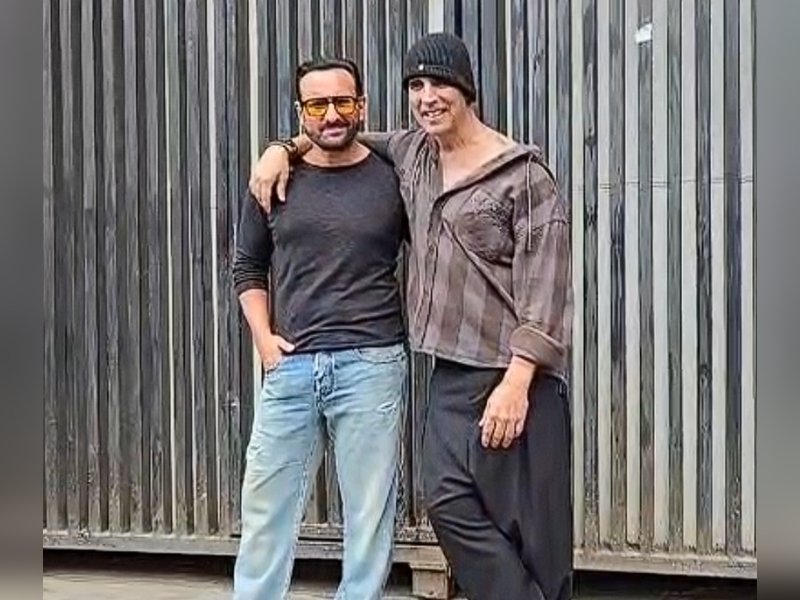 ‘Haiwaan’ Akshay Kumar turns playful while posing with Saif Ali Khan on the sets of ‘KBC 18’