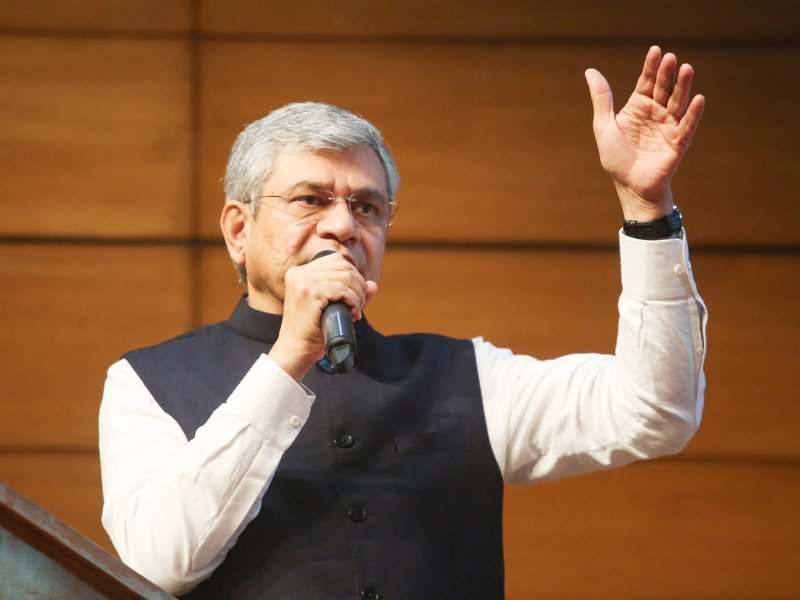 एप्पल आईफोन के अलावा भारत में अन्य उत्पादों की भी बढ़ा सकता है मैन्युफैक्चरिंग : अश्विनी वैष्णव