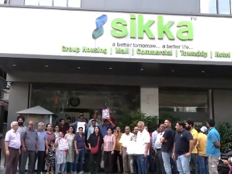नोएडा सेक्टर 79 के निवासियों ने बिजली और साफ पानी जैसी बुनियादी सुविधाओं को लेकर सिक्का बिल्डर्स के खिलाफ किया विरोध प्रदर्शन
