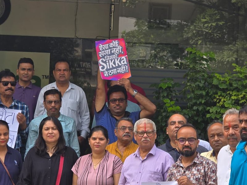 'पूरा पैसा दिया फिर भी बुनियादी सुविधा तक नहीं,' सिक्का बिल्डर्स के ऑफिस के बाहर निवासियों का प्रदर्शन