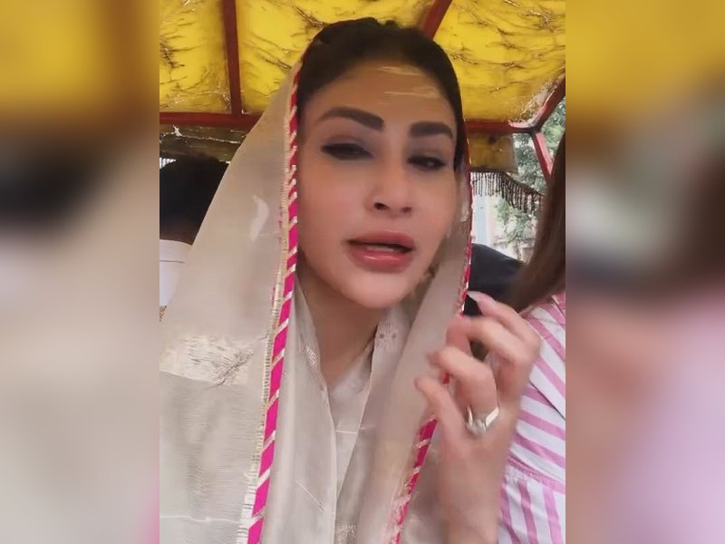 Mouni Roy offers prayers at Kashi Vishwanath during Sawan