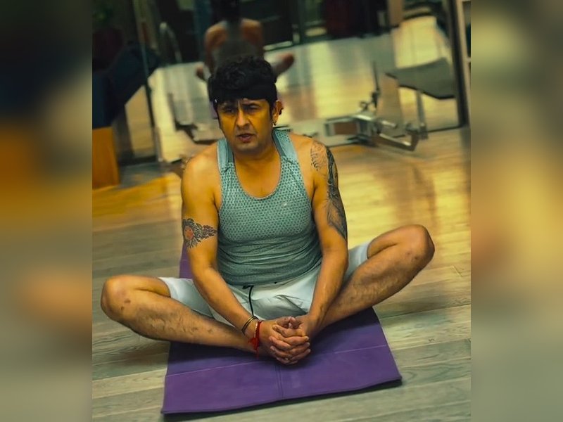 Sonu Nigam resumes his fitness journey with yoga after surgery 