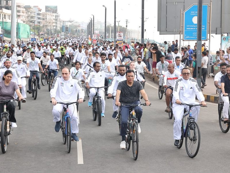 विशाखापत्तनम: मांडविया, रक्षा खडसे ने 'ब्रिक्स फ्रेंडशिप साइकिलिंग इवेंट' का नेतृत्व किया 