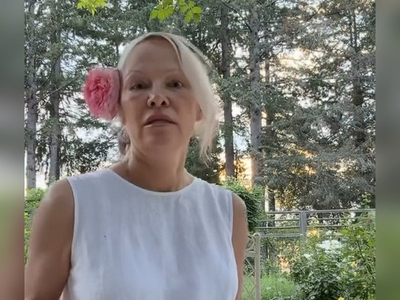 Pamela Anderson’s mantra: Live romantically wherever you are