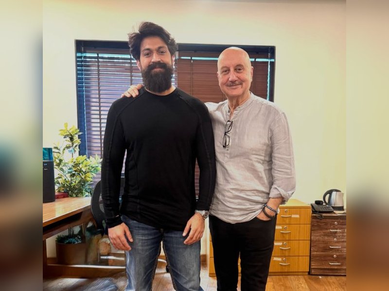 अनुपम खेर ने यश को बताया 'फेनोमेनन', बोले- 'उन्होंने रॉकी के किरदार में जान डाल दी थी'