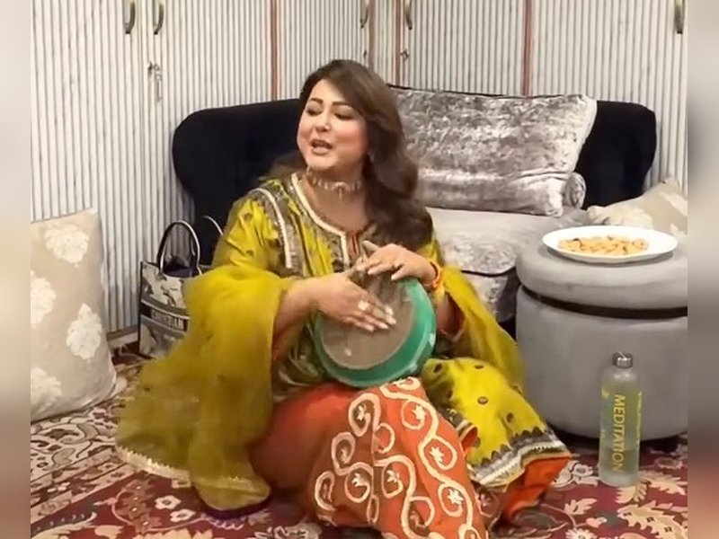 Hina Khan turns ‘Kashmir Ki Kali’ as she plays tumbaknari at sister’s pre-wedding celebrations