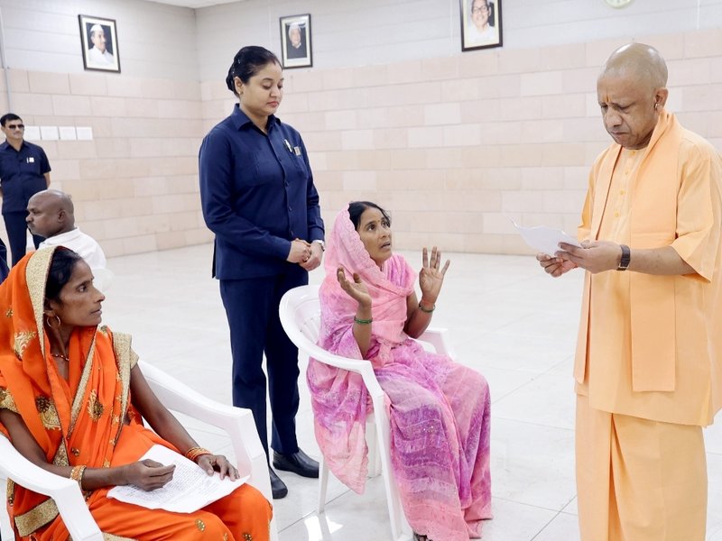 जनता दर्शन : सीएम योगी ने महिला को गाय देने और दिव्यांग की भूमि से अवैध कब्जा हटाने का दिया निर्देश