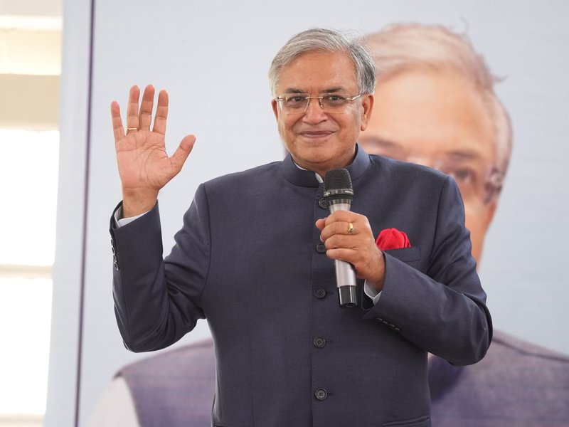 अपने ही स्कूल में शिक्षक बने मुख्य निर्वाचन आयुक्त ज्ञानेश कुमार, छात्रों से बोले- जीवन में बहुत कुछ सिखाता है विद्यालय