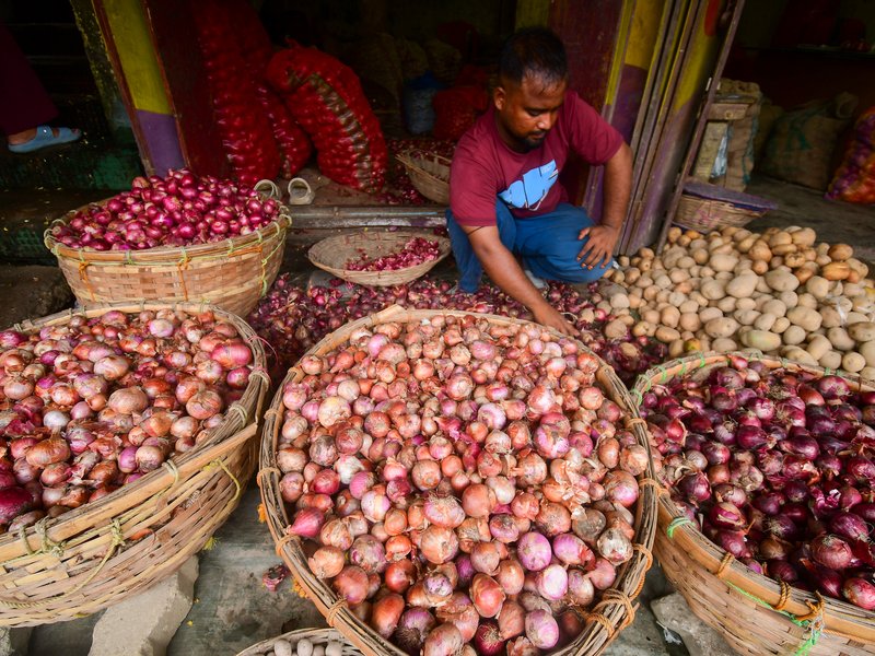 Political war of words erupt over hike in onion prices, farmers say markets receiving less produce