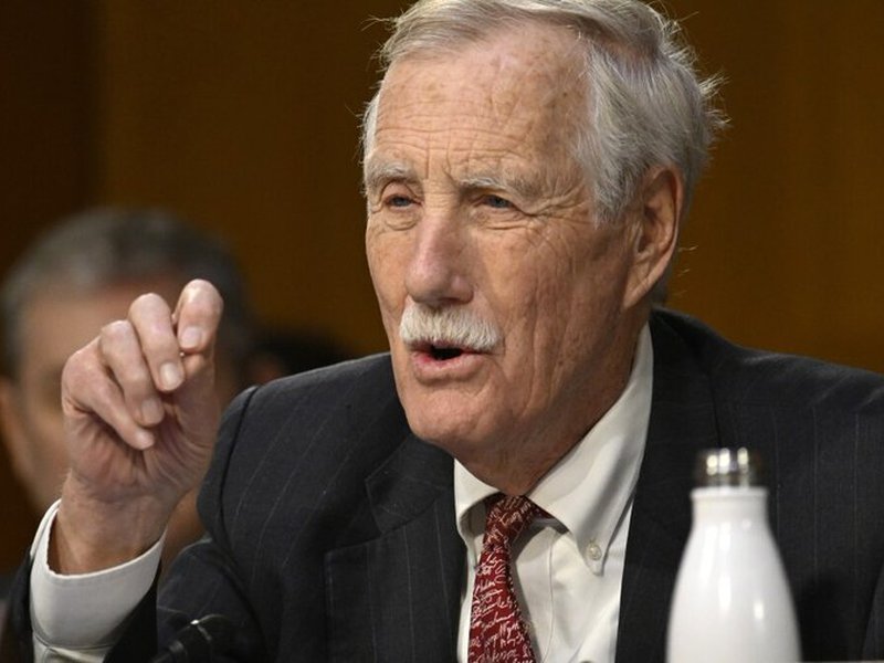 30 US senators seek end to visa delays