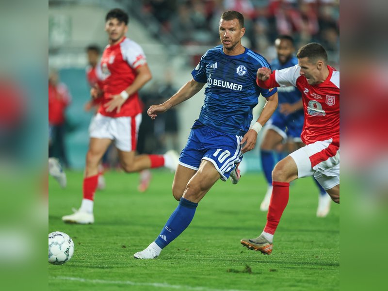 Dzeko shines as Schalke survives scare in German Cup