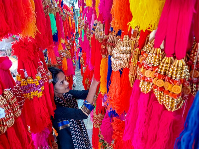 गुजरात की आंगनबाड़ी बहनों ने बॉर्डर पर तैनात सैनिकों की रक्षा के लिए 4.50 लाख से ज्यादा राखियां भेजीं 