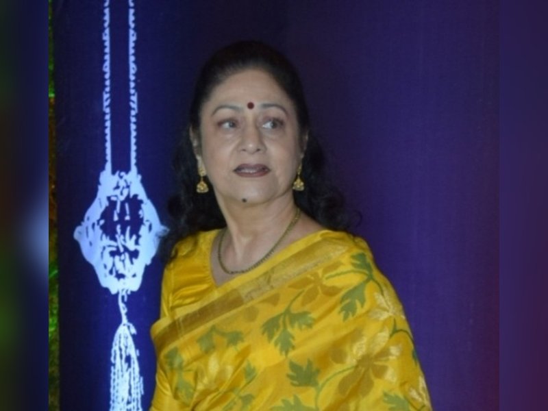 Aruna Irani looks bereaved as she arrives at crematorium for husband Kuku Kohli’s funeral