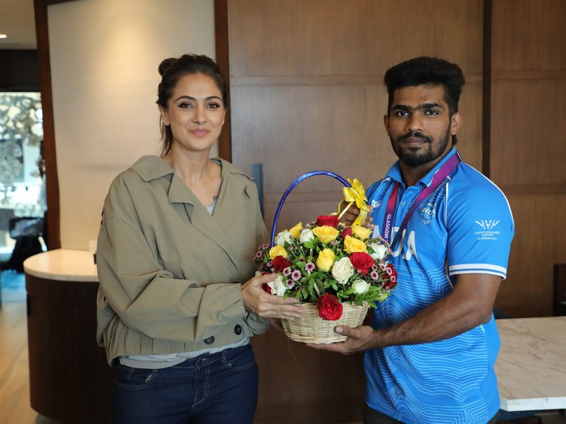 Simran meets Commonwealth Games silver medalist Raja Muthupandi; congratulates weightlifter for feat (Photo: IANS/PR)