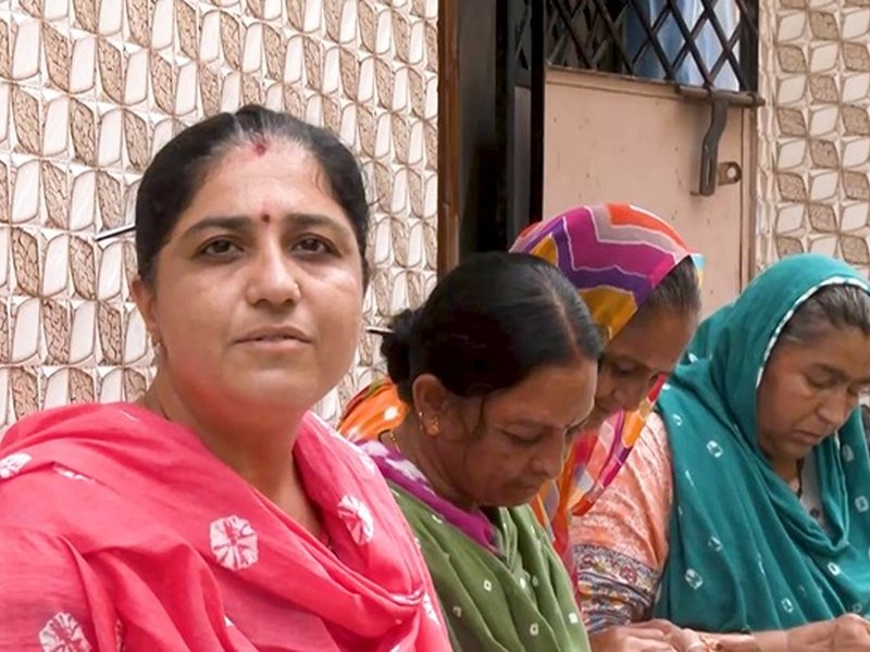 गुजरात : सुरेंद्रनगर का वढ़वाण बना बांधणी कला का हब, 75 फीसदी आबादी की आजीविका का बना सहारा