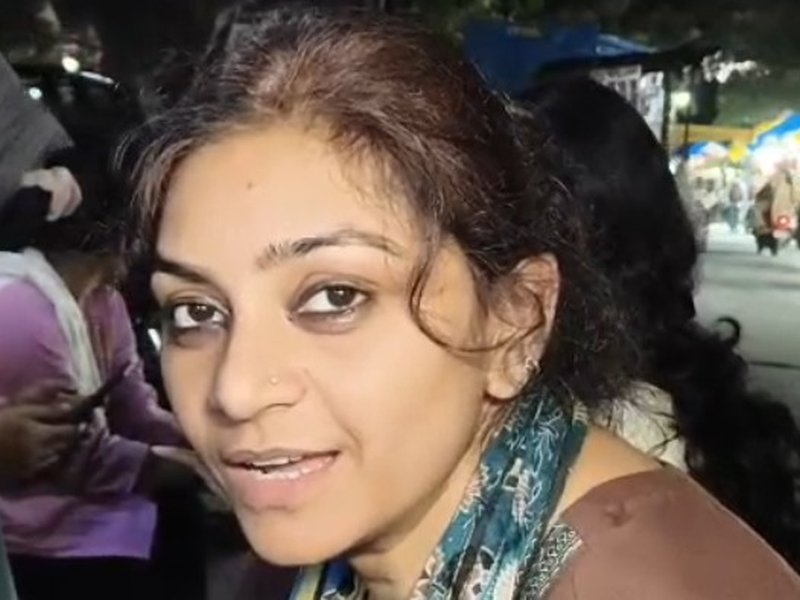 रक्षाबंधन को लेकर प्रयागराज के बाजारों में बढ़ी रौनक, राखी खरीदारी के साथ मेंहदी लगवाने का उत्साह