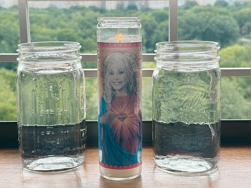 Anne Hathaway pays tribute to Dolly Parton with candle-lit memory