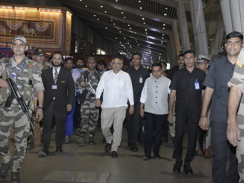 अमेरिका और कनाडा के सफल दौरे के बाद गुजरात लौटे सीएम भूपेंद्र पटेल, हर्ष संघवी ने किया स्वागत