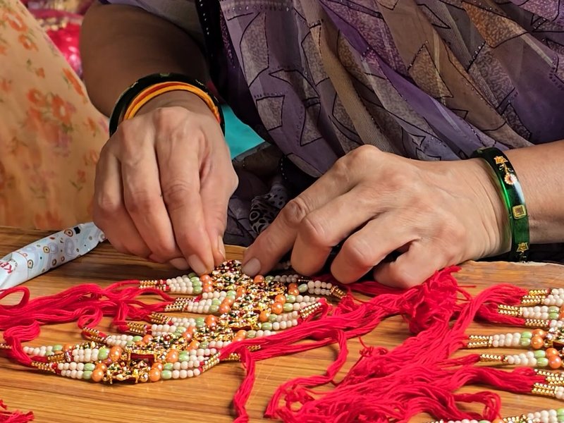 गुजरात: ‘मिशन मंगलम’ योजना से ग्रामीण महिलाएं बन रही आत्मनिर्भर, राखी बनाकर कर रहीं लाखों का कारोबार