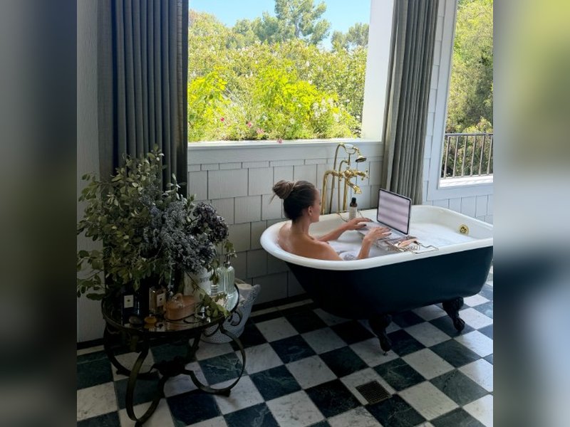 Jennifer Lopez turns bathtub into her ‘office’