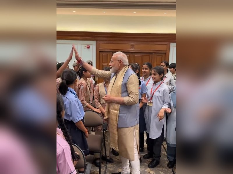 'हाई-फाइव, मुस्कान और बहुत कुछ', प्रधानमंत्री मोदी ने स्कूली बच्चों के साथ मनाया रक्षाबंधन का त्योहार