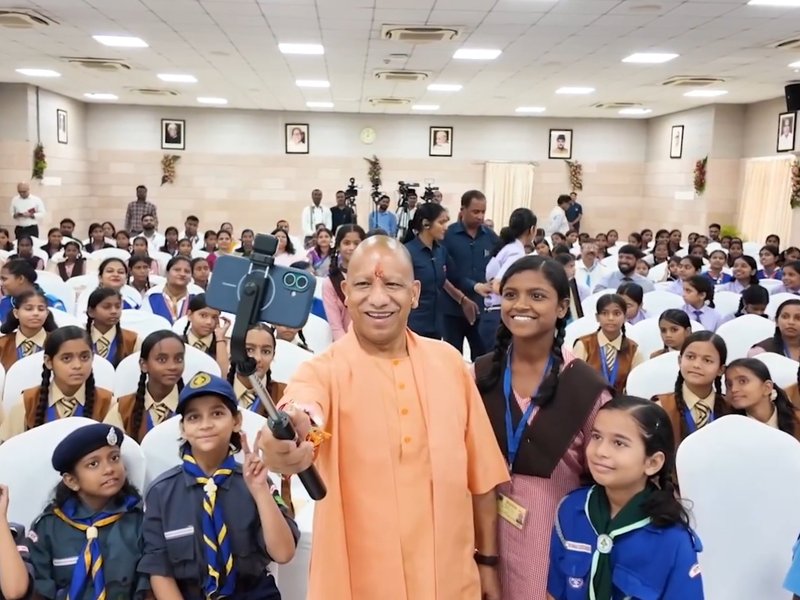 लखनऊ : सीएम योगी ने बच्चियों से बंधवाई राखी, सेल्फी ली और ऑटोग्राफ भी दिया