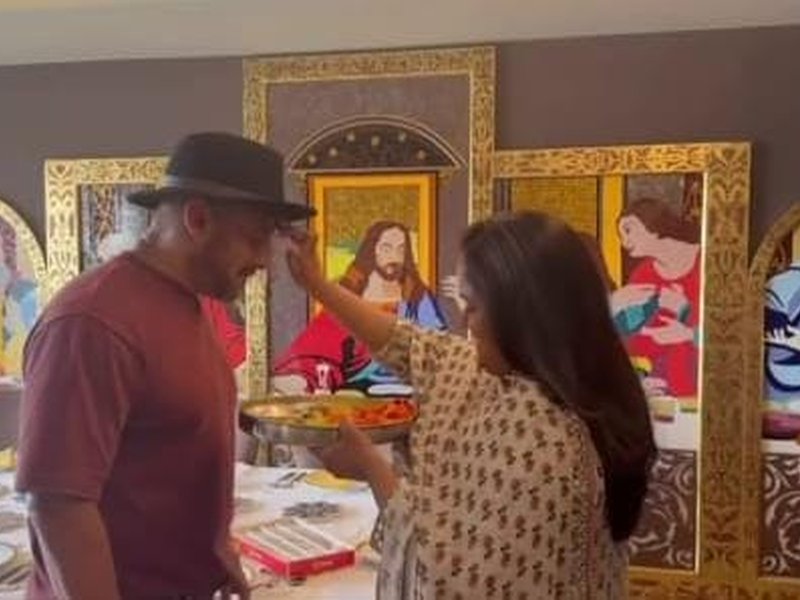 Salman Khan's sister Arpita performs aarti as she ties rakhi to Bhaijaan 