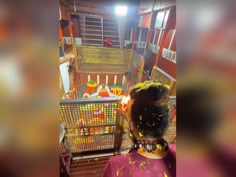 गंगा के बढ़ते जलस्तर के बीच बड़े हनुमान मंदिर के गर्भगृह में पहुंचा पानी, बजरंगबली का हुआ प्राकृतिक जलाभिषेक