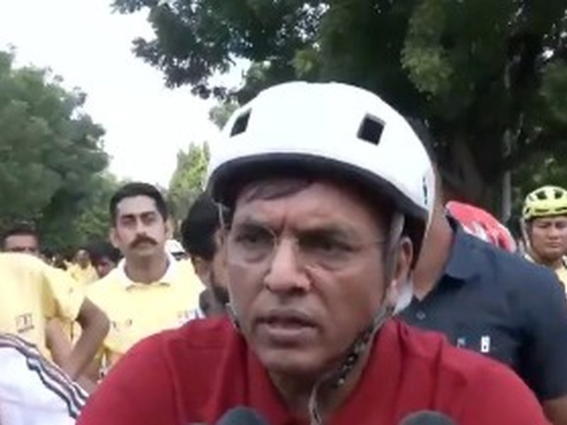 'फिट इंडिया संडे ऑन साइकिल': मांडविया और गंभीर ने युवाओं को दी खेल गतिविधियों में सक्रिय होने की सलाह    